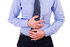 男人的腹痛是考虑体内寄生虫的原因
