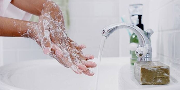 用肥皂洗手以防止蠕虫